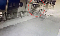 Akılalmaz kaza! Otomobil, binanın 3. katına çarparak bahçeye düştü