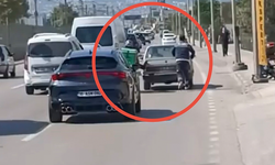 Bursa'da motokuryeden arızalanan otomobili itmek için ilginç yöntem