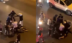 Cadde ortasında genç motosikletliyi döverek hastanelik ettiler