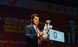 İmamoğlu ve Özel’in “Mücadeleden vazgeçmeyeceğiz” mesajı Atina’da yankılandı