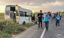 Şanlıurfa'da işçileri taşıyan servis tahliye kanalına devrildi: 15 yaralı