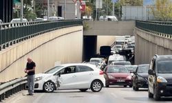 Bursa’da alt geçitte şerit değiştiren ticari araç otomobile çarptı