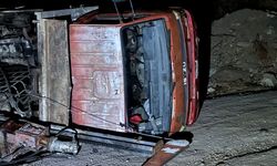 Bursa’da devrilen iş makinesinde sıkışan sürücü camdan çıkarıldı