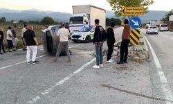 Ara sokaktan çıkan araca çarpmamak için refüje daldı… O anlar kamerada