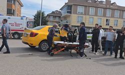 İnegöl'de taksi ile otomobil çarpıştı: 2 yaralı