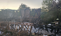 Bursa'da metruk bina alevlere teslim oldu