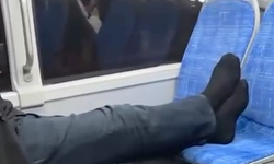 Bursa'da otobüste ayakkabılarını çıkarıp seyahat etti, rahatlığı pes dedirtti