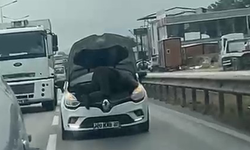 Bursa'da seyir halindeki otomobilin kaputunu açarak tamir yaptı
