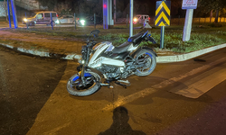 Bursa’da kavşakta motosiklet kazası: 18 yaşındaki aday sürücü ağır yaralandı