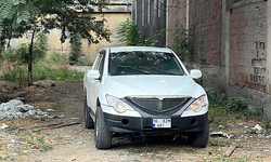 Bursa'da kendini otomobile kilitleyen kadın ekiplere zor anlar yaşattı