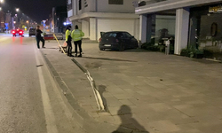 Bursa'da kontrolden çıkan araç kaldırıma çıktı