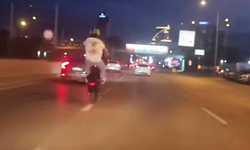Bursa'da plakasız motosiklet sürücüsünün tehlikeli hareketi kamerada