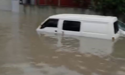 Su baskının ilk anları kamerada: Araçlar böyle sürüklendi