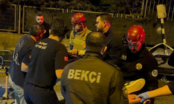 Bursa'da kontrolden çıkan araç duvara çarptı… Sıkıştığı araçtan böyle kurtarıldı
