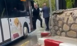 Otobüs şoförü ile kavga eden şahıs şemsiye ile saldırdı