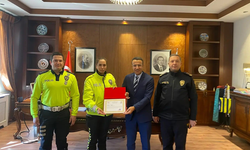 Yaralı genci yağmurdan şemsiyeyle koruyan polise başarı belgesi