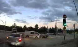 Kırmızı ışıkta geçen kamyonet motosiklete çarptı
