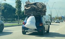 Bursa’da otomobilin üzerine yüklediği kartonlarla trafikte ilerledi