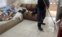 Bursa’da yağmur suları apartmanları bastı: 90 yaşındaki vatandaş mahsur kaldı