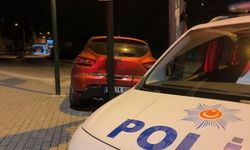 Bursa'da polis uygulamasından kaçarken trafik lambasına çarptı