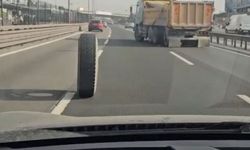Seyir halindeki kamyonun iki tekerleği yerinden çıktı
