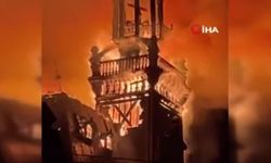 Fransa'da protestolarda kundaklanan 143 yıllık belediye binasının saat kulesi çöktü
