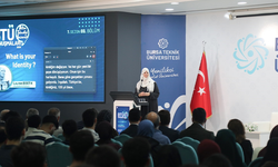 BTÜ'nün konuğu Lauren Booth: Kimlik bu dünyadaki en değerli varlığınızdır
