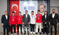 Bursa’nın şampiyon güreşçileri Başkan Vekili Şahin Biba’yı ziyaret etti