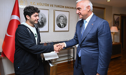 Bakan Ersoy zorlu şartlar altında YKS'de derece yapan öğrenciyle bir araya geldi