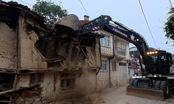 Yenişehir’in kırsal mahallelerindeki metruk binalar da yıkılıyor