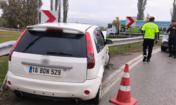 İnegöl'de otomobil bariyerlere çarptı: 1 yaralı