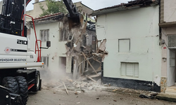Yenişehir’de metruk binalar tek tek yıkılıyor