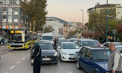 Bursa'da sabah namazı yoğunluğu: Trafik tek şeride düştü
