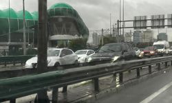 Bursa’da sağanak yağış trafiği kilitledi