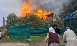 Ev yangınını gözyaşlarıyla izlediler