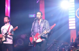Ünlü şarkıcı Ufuk Beydemir önce serum yedi sonra Bursa’da konser verdi