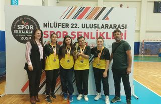 Nilüfer Uluslararası Spor Şenlikleri’nde hentbol ve masa tenisinde kazananlar kupalarını aldı
