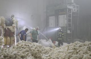 Denizli’de iplik fabrikasında yangın! 2 işçi dumandan etkilendi