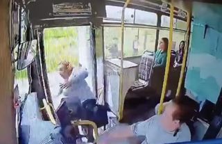 Adana'da bir kadın kapısı açık ilerleyen yolcu otobüsünden düştü