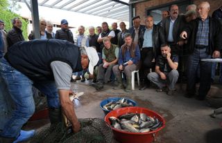 Bursa'da tarihi Gölyazı Köyü'nde 100 yıllık balık mezadı
