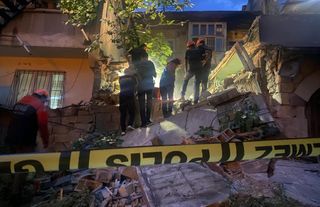 Kahramanmaraş’ta iki katlı metruk bina çöktü! “Deprem gibi hissettirdi”