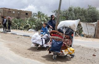 Katil İsrail'in tehdit ettiği son sığınma alanı olan Refah’tan Filistinliler, ayrılmaya başladı