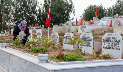 11 kuzusunun mezar taşlarını öpüp okşayarak teselli arıyor