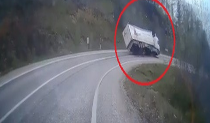 Bursa'da freni boşalan TIR'ın virajda devrildiği kaza kamerada