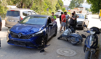 Bursa'da otomobille çarpışan motosikletin sürücüsü yaralandı