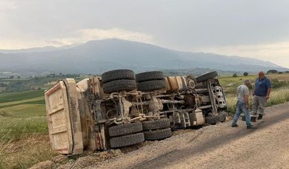 Devrilen kamyonun şoförü yaralandı