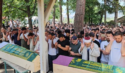 Bursa'da aynı motosiklette can veren anne-baba gözyaşlarıyla uğurlandı