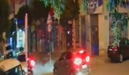 Bursa'da park yerinden çıkan otomobile çarpan motosikletli yaralandı