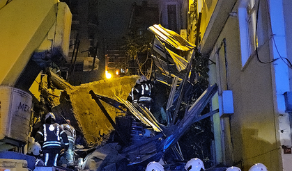 Beyoğlu'nda 5 katlı bina çöktü: Arama çalışmaları devam ediyor
