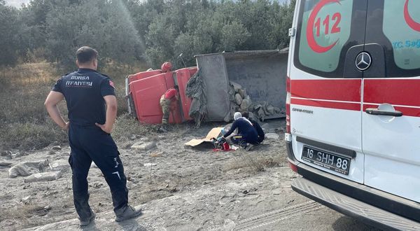  Bursa'da kaza! Çimento yüklü kamyon devrildi : 1 ölü